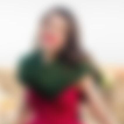 Profile photo example: warm light and simple background